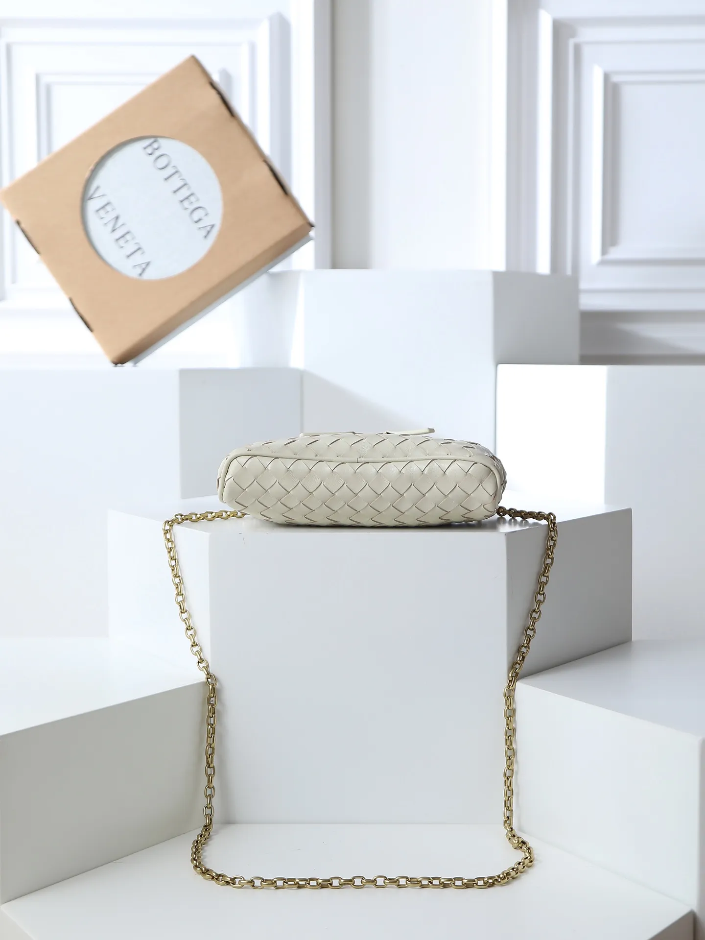 800. BOTTEGA VENETA2025 new women's small Soft Vanity bag adopts the classic Intrecciato weaving technique, inheriting the classics. The ring buckle design 😎 The light metal chain gives you a high-end sense of matching. The chain is removable, so you can wear it as a small bag ~ An elegant small bag that is perfect for participating in events. The overall body of the bag is as soft as marshmallow and can be easily kneaded, showing the strong toughness and high-end feel of the leather. The touch of sheepskin is so amazing. It is so healing when pinched! I have absolutely no resistance to small bags! ! ! Style number: 843800 Size: 19*14*3cm